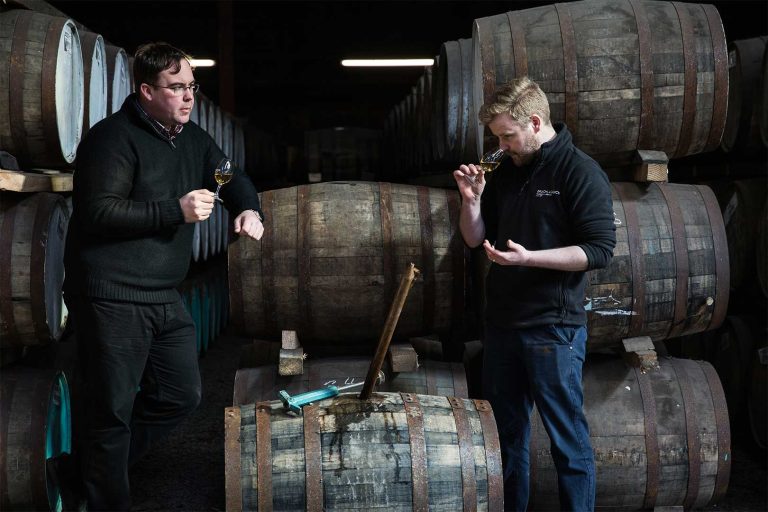 Mehr über den Artikel erfahren Bruichladdich macht Whisky und Gin noch grüner