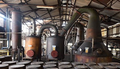 Bild 53: Brennblase bei Hampden Estate mit Pot Still und „Double Thumper“ (Foto Kirsch Import).