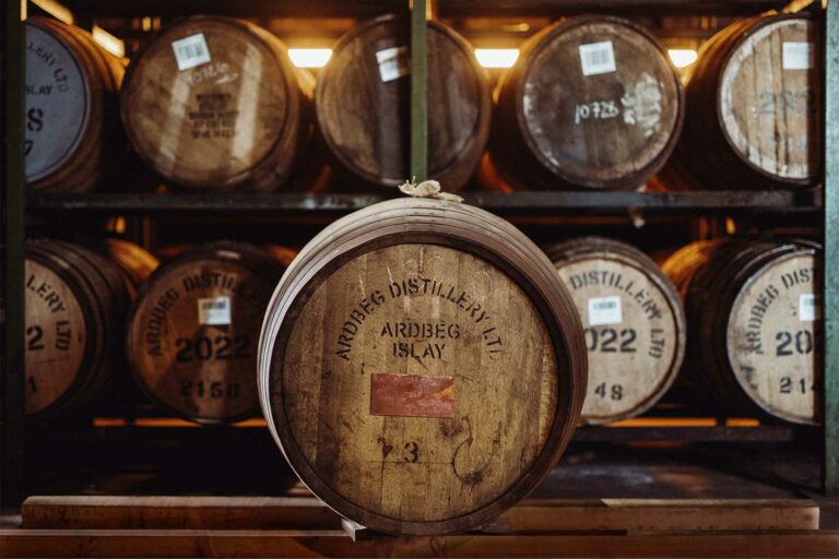 Mehr über den Artikel erfahren Rekordsumme für ein Fass Ardbeg 1975