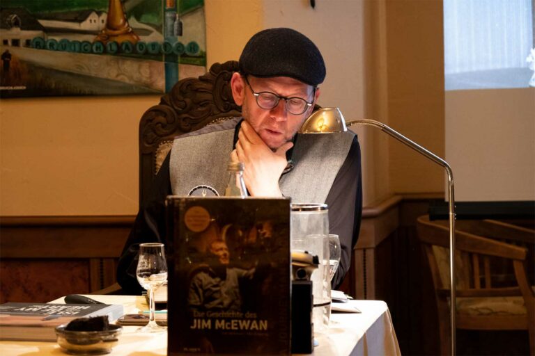Mehr über den Artikel erfahren Jim McEwans Leben für den Whisky im Ohr