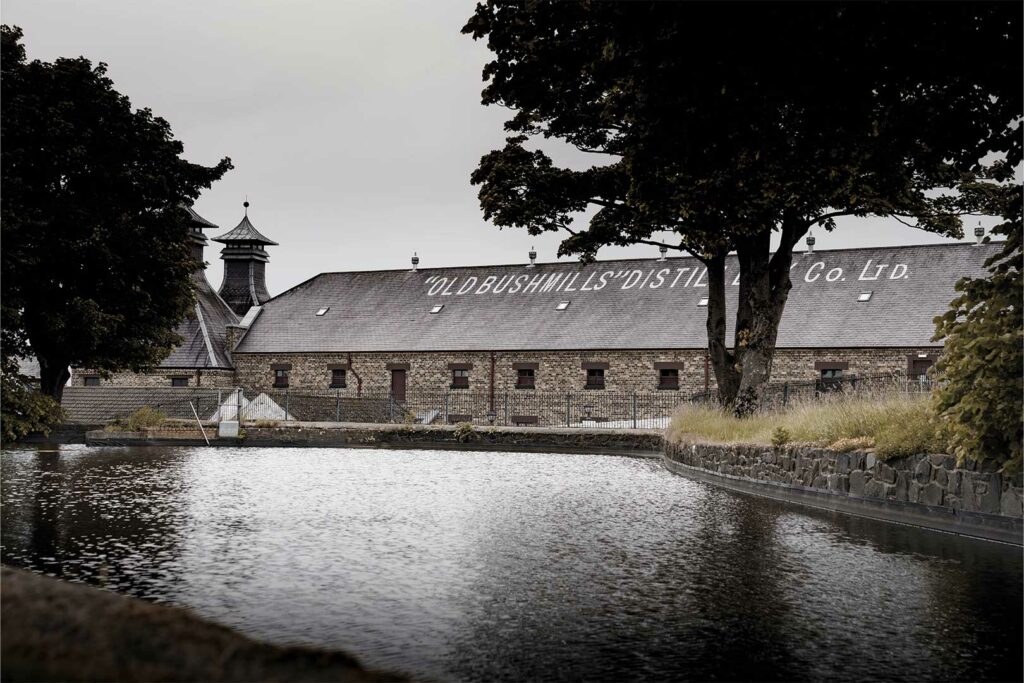 Älteste lizenzierte Whiskey-Destillerie der Welt: Die Old Bushmills Distillery.