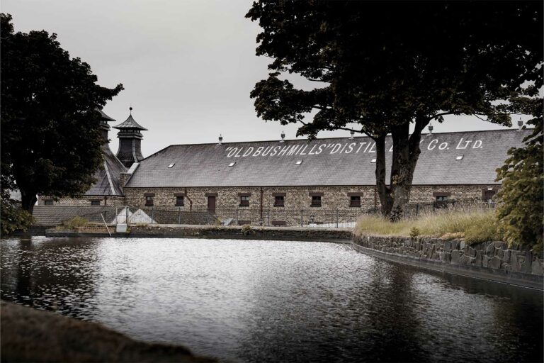 Älteste lizenzierte Whiskey-Destillerie der Welt: Die Old Bushmills Distillery. Älteste lizenzierte Whiskey-Destillerie der Welt: Die Old Bushmills Distillery.