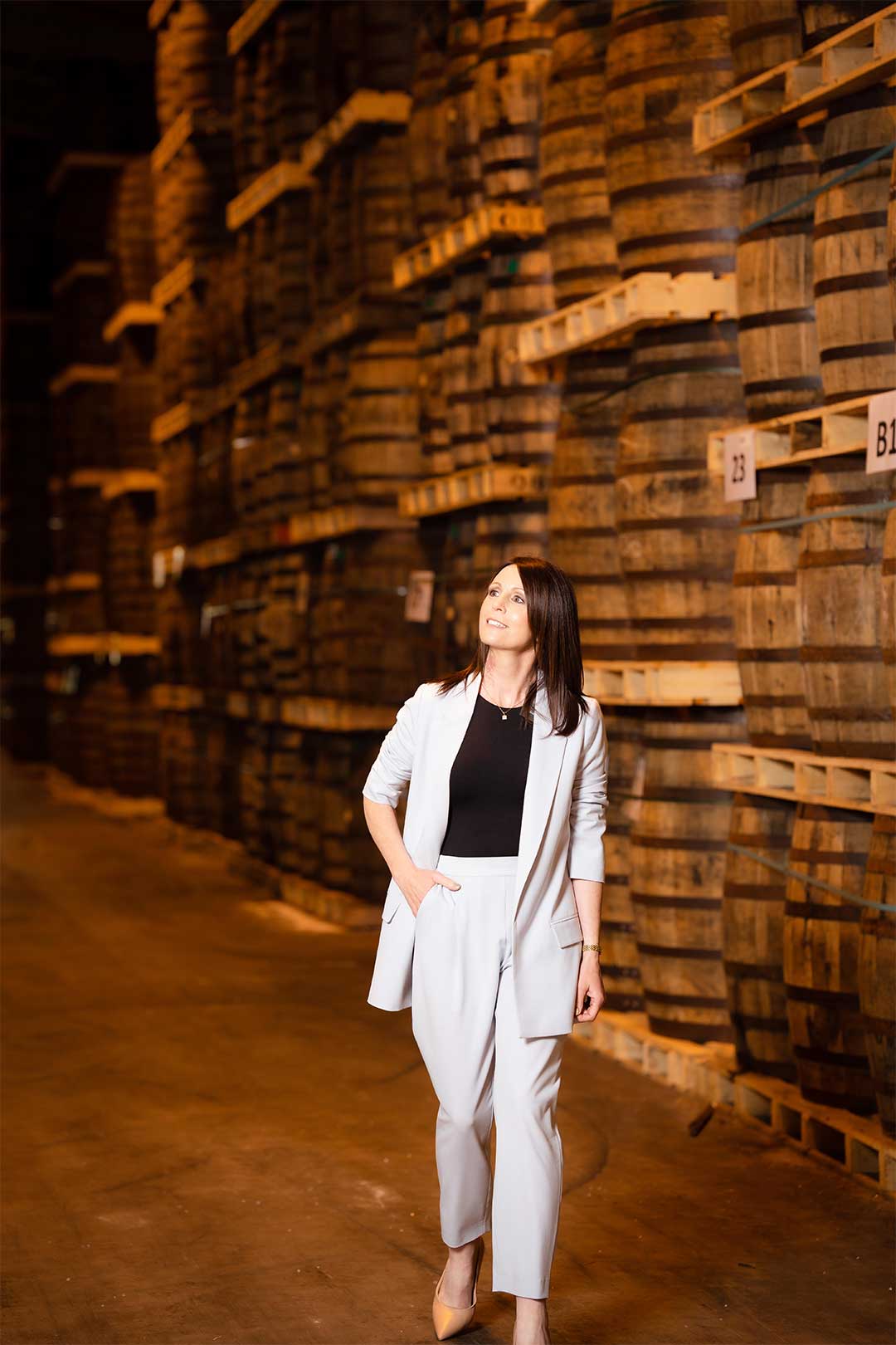 Master Blenderin Alex Thomas arbeitet dort, wo die Magie einsetzt: Im Fasslager der Old Bushmills Distillery.