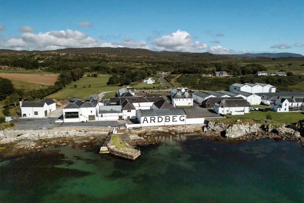 Whisky Brennerei Ardbeg Distillery in Port Ellen