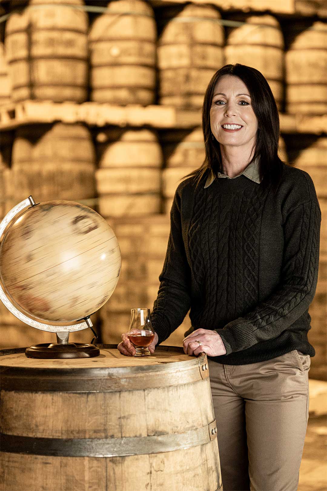 Old Bushmills Distillery 33 Für Alex Thomas, Master Blenderin bei der Old Bushmills Distillery, liegt der Schlüssel zur Magie in den Fässern.