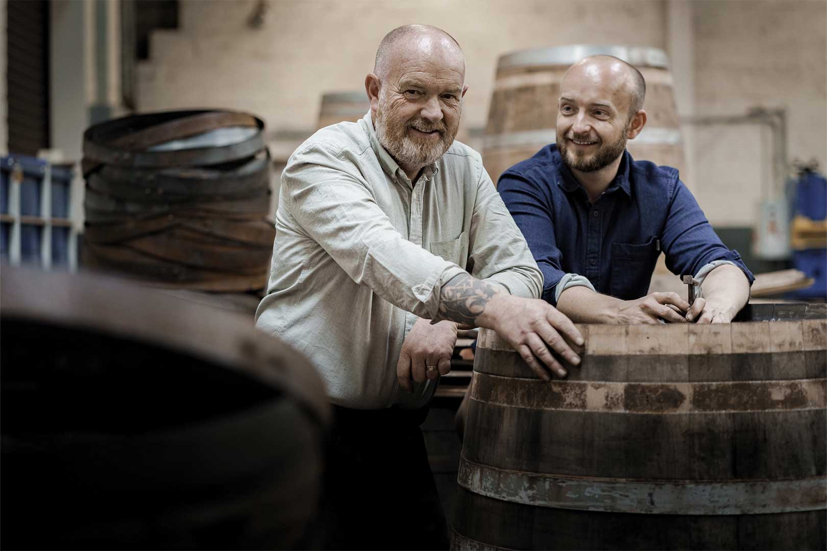Old Bushmills Distillery 32 Alastair und Chris Kane sind in dritter und vierter Generation bei Bushmills als Küfer tätig. In ganz Irland gibt es nur noch wenige Menschen, die dieses Handwerk beherrschen.