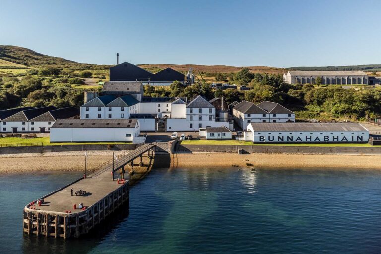 Whisky Brennerei Bunnahabhain Distillery in Port Askaig Whisky Brennerei Bunnahabhain Distillery in Port Askaig