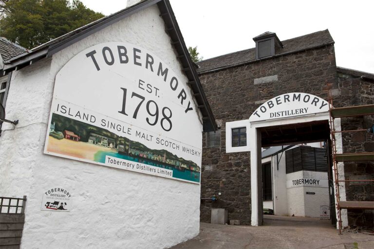 Whisky Brennerei Tobermory Distillery in Tobermory Whisky Brennerei Tobermory Distillery in Tobermory